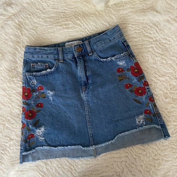 ZARA Denim Floral Embroidered Jean Mini Skirt Size XS - Picture 2 of 9